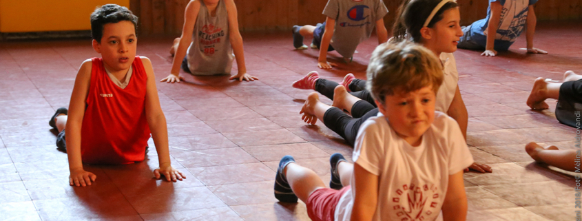 “Yoga a Scuola” è un progetto iniziato nel 2017-2018 nella scuola elementare Pirazzini A. di Faenza