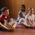 “Yoga a Scuola” è un progetto iniziato nel 2017-2018 nella scuola elementare Pirazzini A. di Faenza