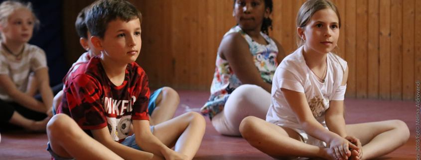 “Yoga a Scuola” è un progetto iniziato nel 2017-2018 nella scuola elementare Pirazzini A. di Faenza