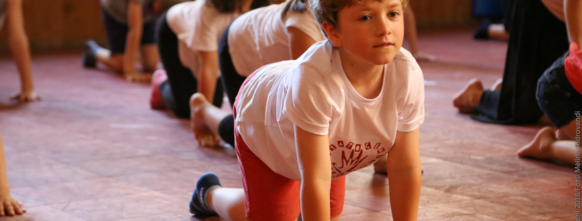 “Yoga a Scuola” è un progetto iniziato nel 2017-2018 nella scuola elementare Pirazzini A. di Faenza