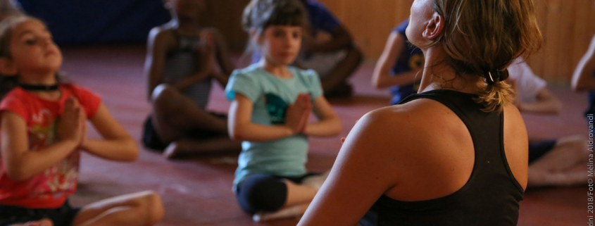 “Yoga a Scuola” è un progetto iniziato nel 2017-2018 nella scuola elementare Pirazzini A. di Faenza