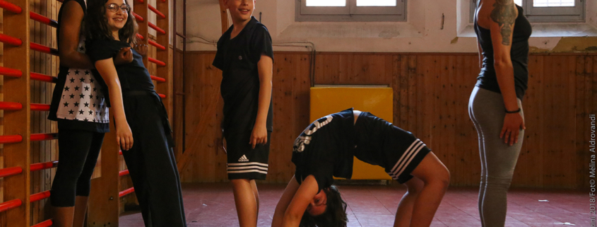“Yoga a Scuola” è un progetto iniziato nel 2017-2018 nella scuola elementare Pirazzini A. di Faenza