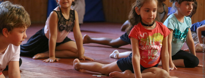“Yoga a Scuola” è un progetto iniziato nel 2017-2018 nella scuola elementare Pirazzini A. di Faenza
