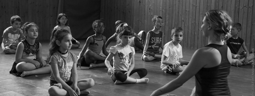 “Yoga a Scuola” è un progetto iniziato nel 2017-2018 nella scuola elementare Pirazzini A. di Faenza
