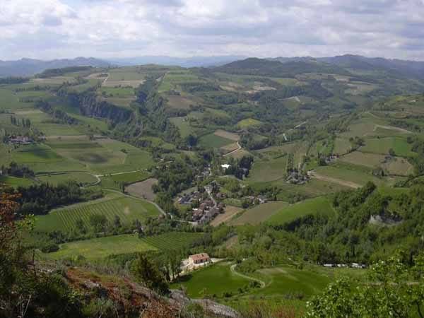 Massaggio sonoro con campane tibetane durante il corso di formazione a Casola Valsenio.